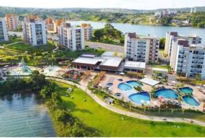 een luchtzicht op een resort naast een waterlichaam bij PRAIS DO LAGO ECO RESORT in Caldas Novas