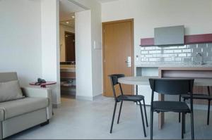 een woonkamer met een bank en een tafel en stoelen bij PRAIS DO LAGO ECO RESORT in Caldas Novas