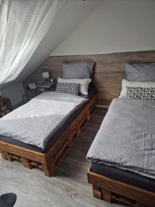 duas camas sentadas uma ao lado da outra num quarto em Schlafgut24 2 em Dortmund