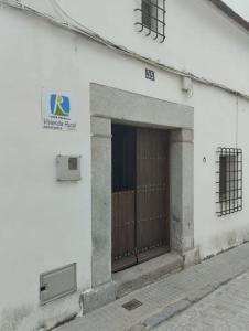 un edificio con una puerta con un cartel. en Casa Rural Rafaela, 