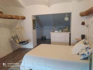 ein Schlafzimmer mit einem Bett und einem Stuhl darin in der Unterkunft Casa Rural Rafaela in Villaralto