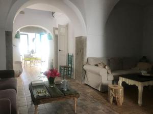ein Wohnzimmer mit Sofa und Tisch in der Unterkunft Casa Rural Rafaela in Villaralto