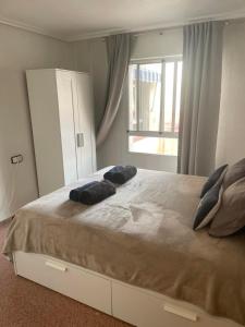 Postel nebo postele na pokoji v ubytování Piso Grande Amplio para grandes grupos 4 Dormitorios 2 baños,Asc 4AC y WIFI