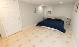 ein Schlafzimmer mit einem Bett und Fliesenboden in der Unterkunft Pleasing 4- Bed Apartment Close to NYC in Jersey City