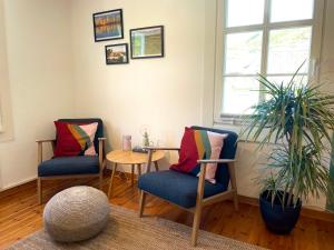 Una sala de estar con dos sillas y una mesa. en RiversideMosel Burg FREE Netflix PrimeVideo eBikeParking, en Burg