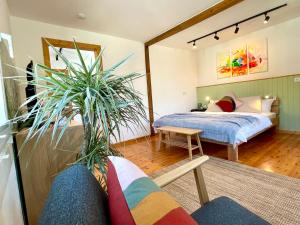 Un dormitorio con una cama y un sofá en una habitación. en RiversideMosel Burg FREE Netflix PrimeVideo eBikeParking, en Burg