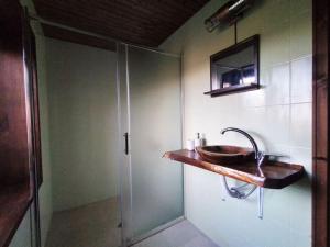 ein Bad mit einem Waschbecken und einer Dusche in der Unterkunft Stone house (Каменната къща) in Leshten