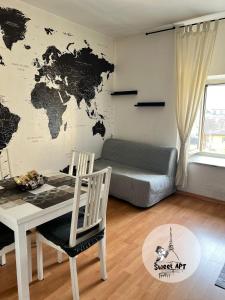 una sala de estar con un mapa del mundo en la pared en SWEET APT Piazza Statuto 9 Deluxe NEL PIENO CENTRO DI TORINO en Turín