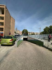 een auto geparkeerd op een parkeerplaats naast een brug bij Apartamento 'Koala21', Nuevo, Céntrico y con opción de parking in Jaén
