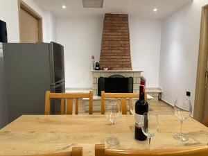 einen Tisch mit zwei Gläsern und einer Flasche Wein in der Unterkunft Suites Kozi in Sarandë