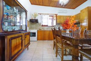 Η κουζίνα ή μικρή κουζίνα στο Villa 'Manios' near the Beach