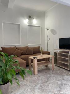 sala de estar con sofá y mesa de centro en Apartment Vladan, en Kotor