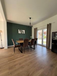 a dining room with a table and chairs at HOME OF VACATION - Ferienhaus bei Celle nähe Hannover - FREE WIFI & Netflix in Adelheidsdorf