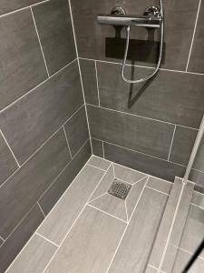 ein Badezimmer mit einer Dusche mit einem Abfluss in der Unterkunft Casa House of Bricks 2 - LEGOLAND 650m in Billund