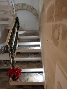 トラーパニにあるA Due Passiのクリスマス花輪付きの階段