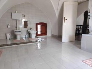 een badkamer met 2 toiletten en een wastafel in een kamer bij Appartamento Cuore Salento in Carmiano