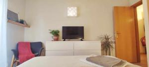 um quarto com uma televisão em cima de uma cómoda em Lovely Bedroom in Aljezur em Aljezur