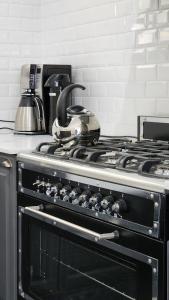 einen Küchenherd mit einem Wasserkocher darüber in der Unterkunft El Cerquero, Casa de Huéspedes in San Salvador de Jujuy