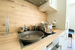 una cocina con fregadero con ollas y sartenes en 110 Lux Furnished flat, en Beaufort