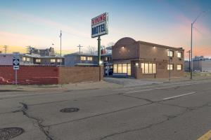 an empty street with a motel sign in front of a building at Viking Motel-Detroit in Detroit