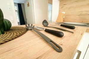 trzy naczynia na drewnianym stole w obiekcie 320 Lux Furnished flat w mieście Beaufort
