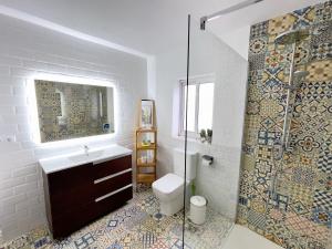 W łazience znajduje się toaleta i przeszklony prysznic. w obiekcie Villa Paradise, urban oasis by -Toprentalsbarcelona- w mieście Esplugues de Llobregat