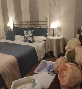 une chambre d'hôtel avec 2 lits et 2 tables dans l'établissement Affittacamere Casa Mac & Rose, à San Quirico dʼOrcia