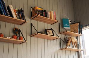 Die Bibliothek im Hostel