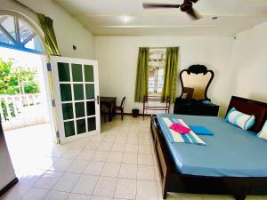1 dormitorio con 1 cama azul y sala de estar en Sandarasi Inn Pvt ltd grand city, en Maharagama