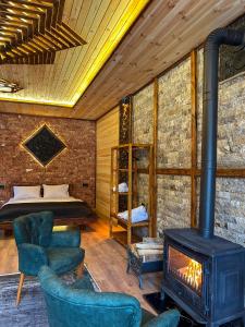 a bedroom with a fireplace and a bed in a room at Dayf Suit Naliya Otel in Çamlıhemşin