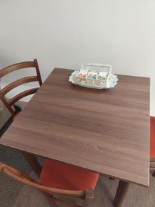 un tavolo in legno con una scatola sopra di Petkovic Apartmani 2 a Tivat