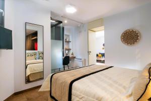 um quarto com uma cama grande e um espelho em LITHARI Luxury Villa with Private Pool, Your Perfect Retreat, Crete em Agios Nikolaos