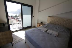 Un pat sau paturi într-o cameră la Marin Villaları Villa-2