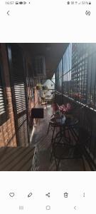 聖米格爾德圖庫曼的住宿－Los nietos alojamiento céntrico，大楼内的阳台配有桌椅