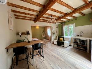 uma cozinha e sala de estar com mesa e cadeiras em Mazet en Provence em Châteaurenard