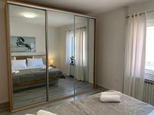 En eller flere senge i et værelse på Apartment Ivo