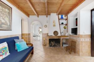 羅吉爾的住宿－Casa dos Peixinhos - Rogil，客厅设有蓝色的沙发和壁炉