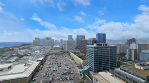 Nespecifikovaný výhled na destinaci Honolulu nebo výhled na město při pohledu z aparthotelu