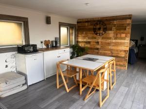 a kitchen with a table and chairs in a room at Country Cabin Retreat - Hideaway & Relax in Thornhill