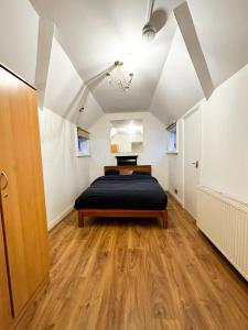 Mount nod rooms في لندن: غرفة نوم بسرير في منتصف الغرفة