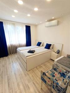 ein Schlafzimmer mit einem Bett und ein paar Kisten in einem Zimmer in der Unterkunft LuxApart Dzidzikovac City Centar free parking in Sarajevo