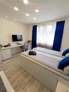 ein Schlafzimmer mit einem großen Bett mit einem blauen Vorhang in der Unterkunft LuxApart Dzidzikovac City Centar free parking in Sarajevo