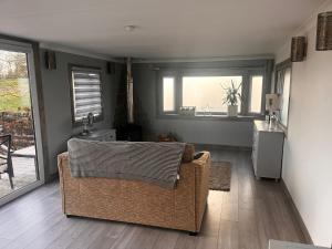 Country Cabin Retreat - Hideaway & Relax في ثورنهيل: غرفة معيشة مع أريكة ونافذة