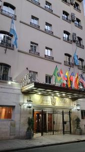 um quarto de hotel com bandeiras em frente a um edifício em Hotel Lyon by MH em Buenos Aires