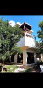 圖盧姆的住宿－Villa luna y sombra，一座白色的大建筑,上面有一座塔