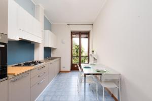 Dapur atau dapur kecil di Spazioso trilocale 6 posti letto a 10 minuti da Torino con Box Auto Incluso