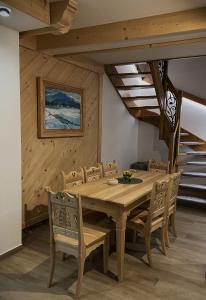 - une salle à manger avec une table et des chaises en bois dans l'établissement Kozie Turnie, à Poronin