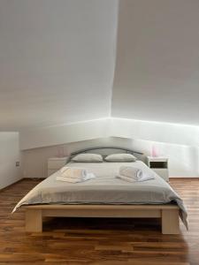 維帕瓦的住宿－Apartment Štucin，一间卧室配有一张带两个枕头的床