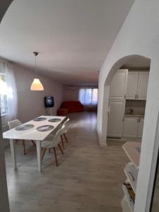 Dapur atau dapur kecil di Sofi appartment