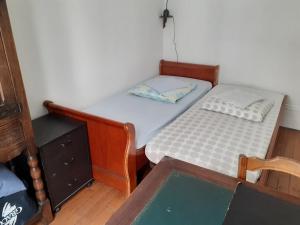 sypialnia z 2 łóżkami pojedynczymi i stołem w obiekcie Appartement Petroff w Paryżu
